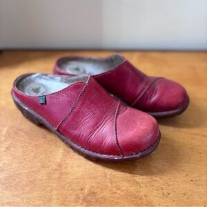 El NaturaLista 37 red leather heeled clogs